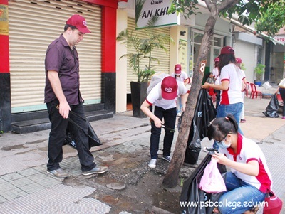 Thầy và trò cùng nhau hang say làm sạch đường phố