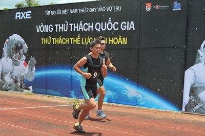 Ứng viên phi hành gia chinh phục Thử thách thể lực liên hoàn - 1 Các ứng viên phải vượt qua chặng đường chạy bộ 3,2km trong phần thi Thử thách liên hoàn