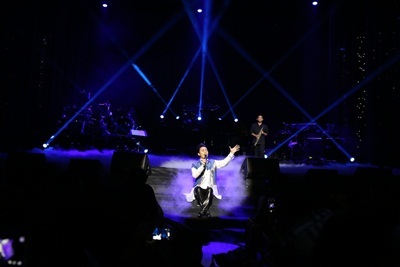 Tùng
Dương đem lại sự mới mẻ cho những ca khúc đã quen thuộc với giọng ca Mỹ Linh
trong