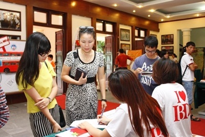 ĐH KTQD: Ngày hội “Open Day” và chương trình đại học bằng tiếng Anh - 3 Phụ huynh và học sinh được các tư vấn viên chương trình Cử nhân Quốc tế tư vấn trực tiếp
