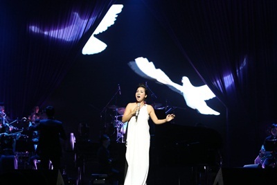 Mỹ Linh làm nóng sân khấu với Feeling
Good