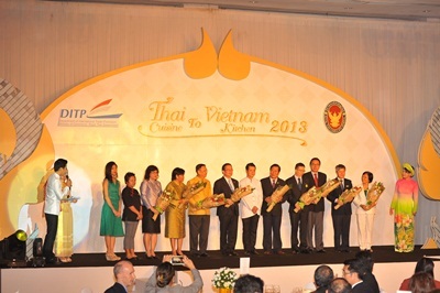 Tặng hoa và giao lưu với các vị khách quý