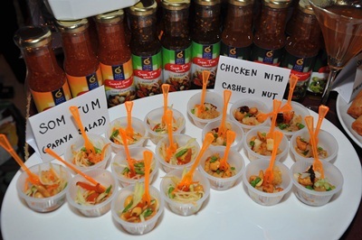 Tặng hoa và giao lưu với các vị khách quý