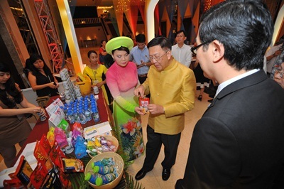 Tặng hoa và giao lưu với các vị khách quý