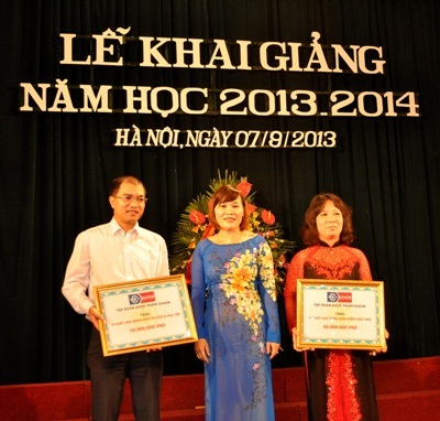 Bà Huỳnh Mỹ đại diện DIHON trao Học bổng