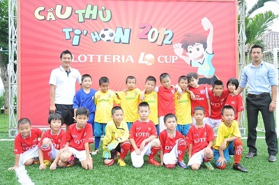 CTTH chụp ảnh với đội bóng vô địch