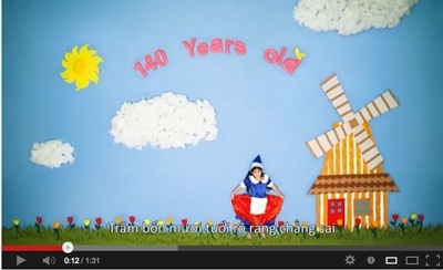 Câu chuyện mở đầu bằng cách giới thiệu nhân vật ngộ nghĩnh – một “Cô gái Hà Lan nhí” 140 tuổi