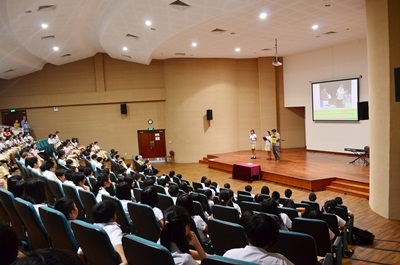 Một học sinh nhận được học bổng của trường, em