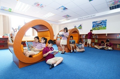 Một học sinh nhận được học bổng của trường, em