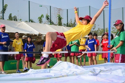 Một học sinh nhận được học bổng của trường, em