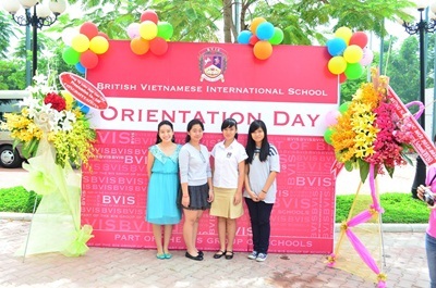 Một học sinh nhận được học bổng của trường, em