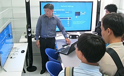 Tiến sỹ Nguyễn Anh Tuấn giới thiệu tính năng của Samsung Smart TV 2013