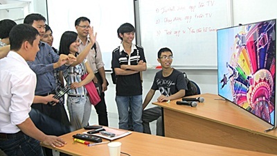 Các thí sinh của cuộc thi cùng trải nghiệm tính năng của Samsung Smart TV