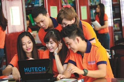 Cơ hội vào đại học cho thí sinh dưới điểm sàn - 2 SV được học trong môi trường đại học hiện đại, chuyên nghiệp.