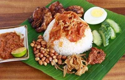 Malaysia – Thiên đường ẩm thực Châu Á - 1 Nasi Lemak là món ăn truyền thống trong mỗi bữa cơm của người Malaysia