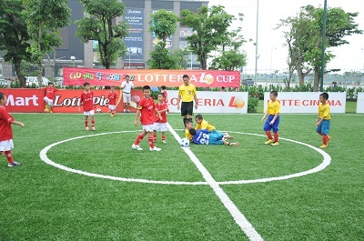 Pha tranh bóng khó hiểu