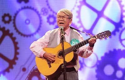 NS. Mai Văn Đặng cháy hết mình trong cuộc thi Tiếng hát mãi xanh. Ảnh: Lý Võ Phú Hưng.