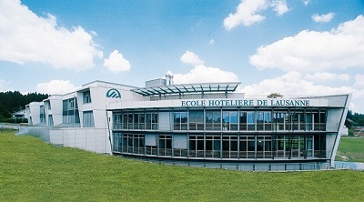 Đến năm 1980 xuất hiện các trường Quản lý Khách sạn (QLKS) giảng dạy bằng tiếng Anh, Đức, Pháp, Ý.