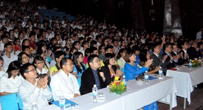 DIHON trao học bổng cho sinh Đại học Dược