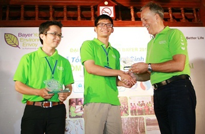 Đại sứ môi trường Bayer tham gia chuyến du khảo sinh thái tại Đức  - 3 Các Đại sứ Môi trường Bayer thăm và giao lưu với các bạn học sinh tiểu học Bưng Riềng