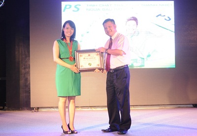 Tổ chức Kỉ lục Việt Nam trao tặng chứng nhận cho đại diện nhãn hàng P/S