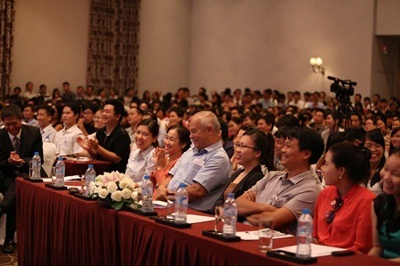 Khán phòng chật kín người lắng nghe ông Thân Trọng Phúc chia sẻ kinh nghiệm thành công