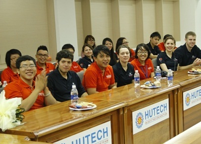 SV Quốc tế HUTECH thường xuyên giao lưu cùng bạn bè quốc tế.