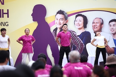 Dù bận rôn đi diễn, Anh Vũ vẫn tranh thủ tập yoga mỗi ngày.