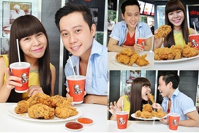 KFC tưng bừng với "Cơn lốc gà giòn, ăn ngon giá sốc" - 1 Các bạn trẻ thưởng thức gà giòn và
chụp hình tại KFC.