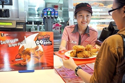 KFC tưng bừng với "Cơn lốc gà giòn, ăn ngon giá sốc" - 2 6 miếng gà giòn giá chỉ còn 99.000Đ.