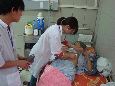 Trường Trung cấp Y dược Bắc Ninh thông báo tuyển sinh năm học 2013 - 2014 - 3 Học sinh ngành Y sỹ thực hành thăm khám bệnh nhân tại Bệnh viện.