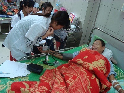 Trường Trung cấp Y dược Bắc Ninh thông báo tuyển sinh năm học 2013 - 2014 - 2 Học sinh ngành Điều dưỡng thực hành chăm sóc bệnh nhân tại Bệnh viện.
