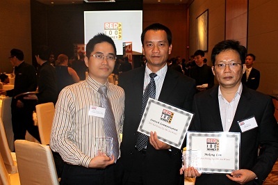 Ông Nguyễn Vạn Thành An, đại diện MekongCom nhận giải thưởng Red Herring 2013.