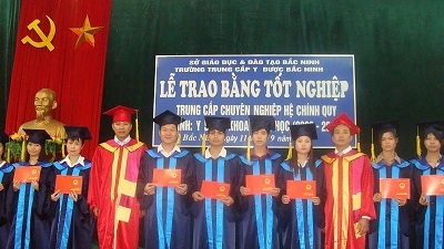 Trường Trung cấp Y dược Bắc Ninh thông báo tuyển sinh năm học 2013 - 2014 - 4 Lễ trao bằng tốt nghiệp