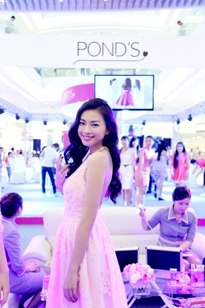 Ngô Thanh Vân gây chú ý với chiếc váy hồng gợi cảm và làn da trắng mịn