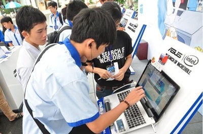 Sinh viên là những người tiêu dùng thích tìm tòi công nghệ mới