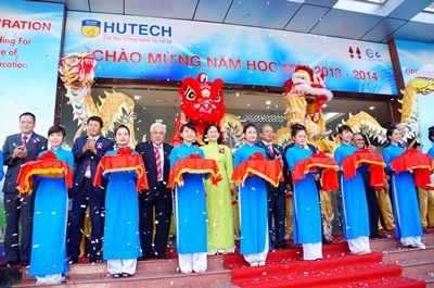 Lãnh đạo Trường ĐH Công nghệ TPHCM cắt băng khánh thành trụ sở Viện Đào tạo Quốc tế HUTECH.