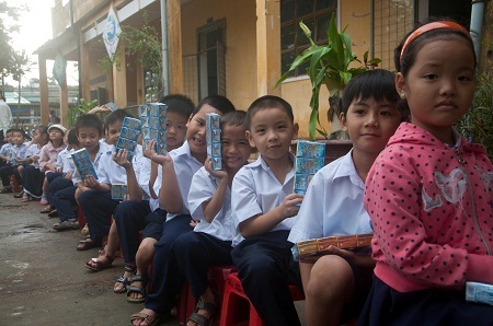 Hộp sữa nghĩa tình sẽ phần nào giúp các em trở lại với nhịp sống thường nhật