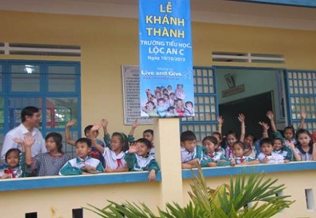 Sự háo hức của các em học sinh trước các phòng học mới