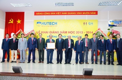 Đại diện Trường ĐH Công nghệ TPHCM (HUTECH) nhận quyết định đổi tên trường.