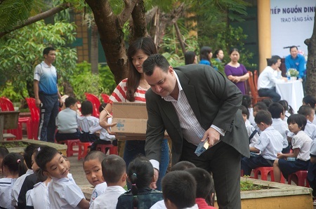 Hộp sữa nghĩa tình sẽ phần nào giúp các em trở lại với nhịp sống thường nhật