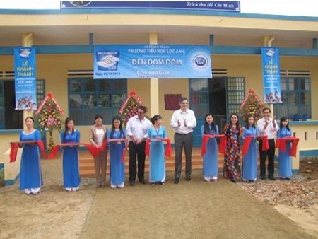 Cắt băng khánh thành trường học Đom Đóm thứ 11