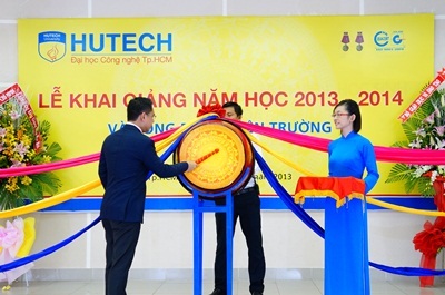 PGS.TSKH Hồ Đắc Lộc - Hiệu trưởng HUTECH đánh trống khai giảng năm học 2013 - 2014.