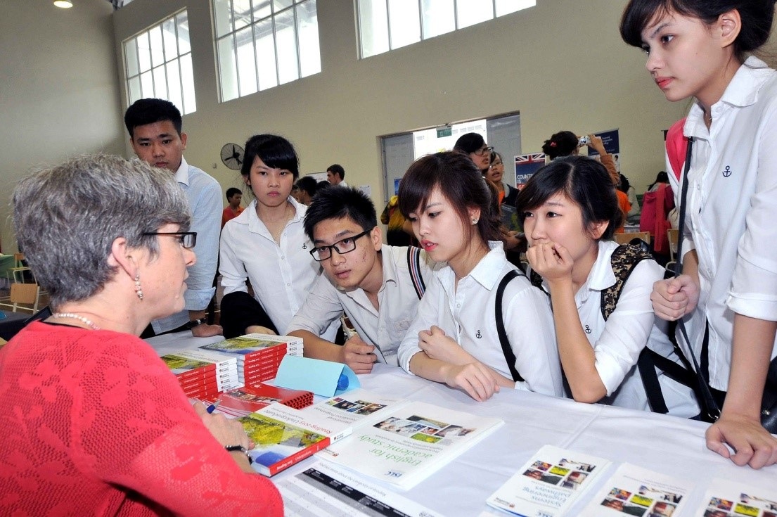Sôi động ngày hội Giáo dục Vương quốc Anh 2013 - 3 Ngày hội Giáo dục Vương quốc Anh là cơ hội tốt để các bạn học sinh, sinh viên Việt Nam