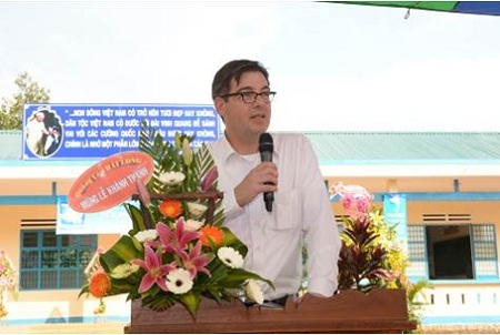 Ông Simon Van Der Burg - Tổng LSQ Hà Lan phát biểu tại buổi lễ khánh thành