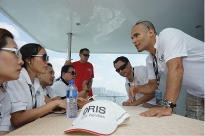 Carlos đang hướng dẫn các khách tham gia chương trình những kỹ năng cần thiết khi lặn