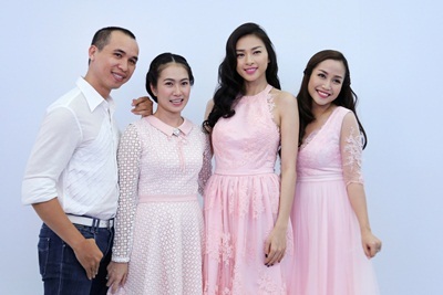 Ba người đẹp cũng “tranh thủ” kỉ niệm một tấm hình với chuyên gia trang điểm Phước Lợi