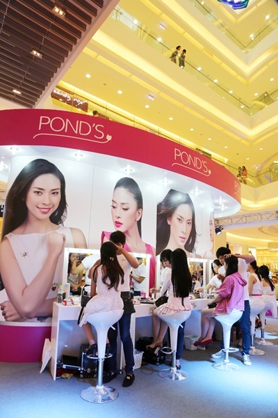 Mỗi bạn được trang điểm ngay tại chương trình bởi ekip trang điểm chuyên nghiệp