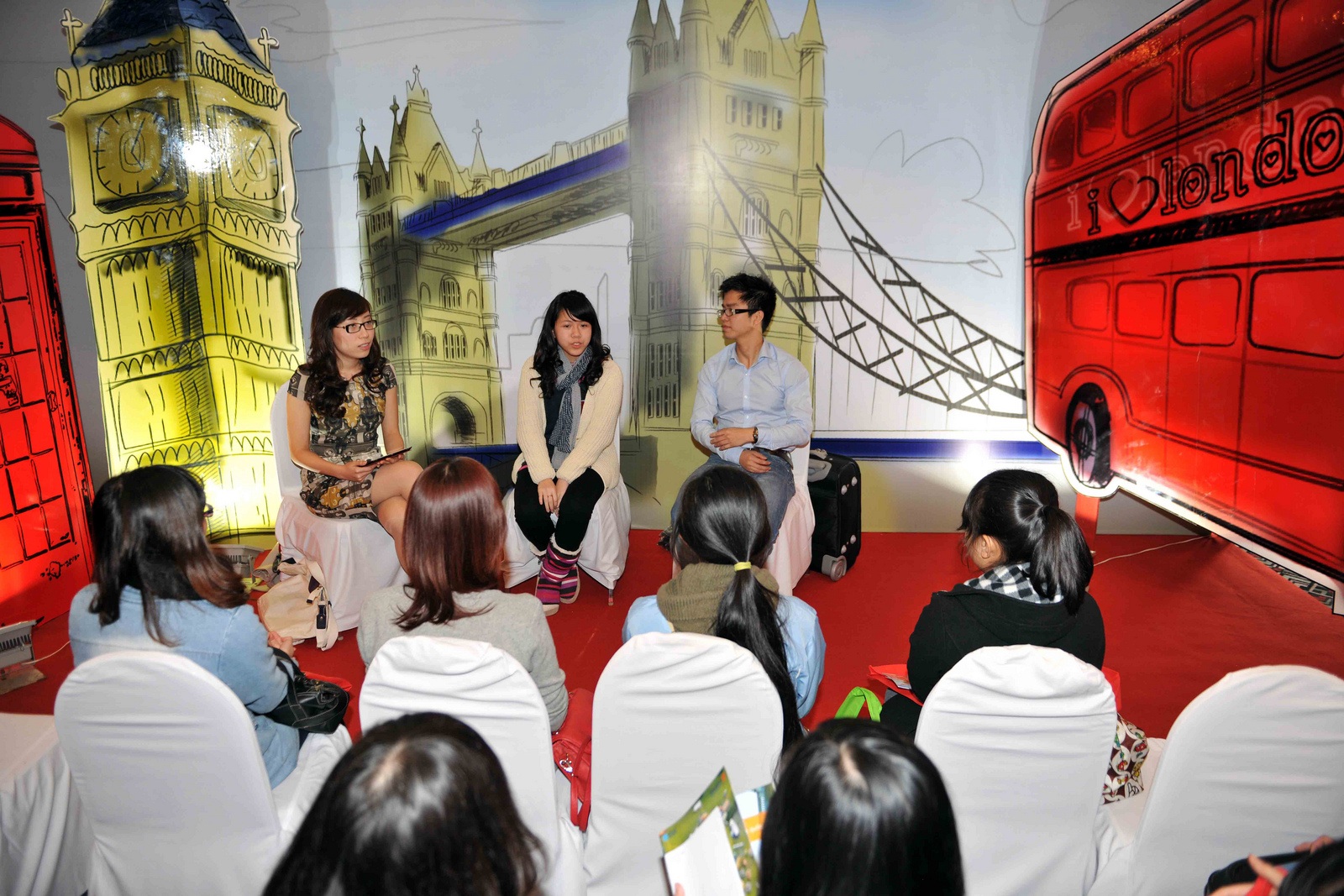 Tới Ngày hội để được giao lưu và lắng nghe chia sẻ của các anh chị cựu du học sinh Anh quốc