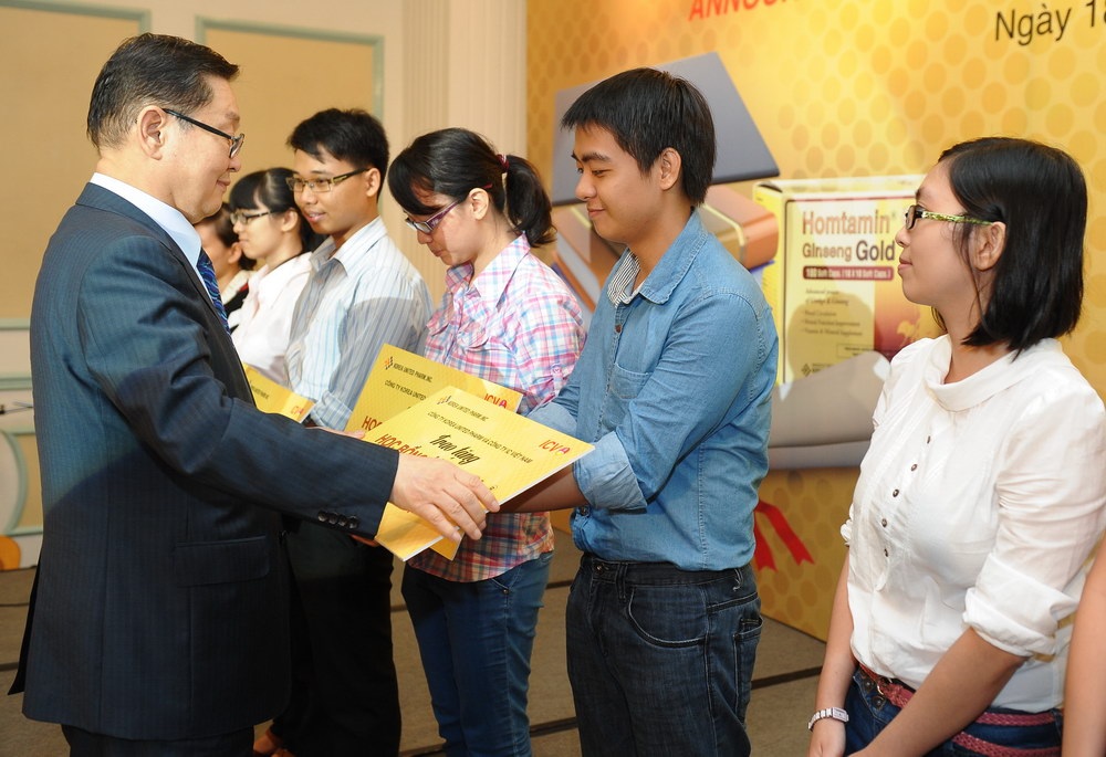 Học bổng Homtamin tiếp sức sinh viên Y dược - 1 Ông D.Y.Kang trao học bổng Homtamin cho các học sinh xuất sắc.